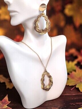Vtg Gold Leaf-Textured Pendant Necklace and Earrings Set
